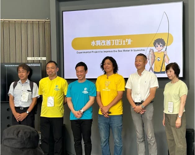 大阪・関西万博の会場で登壇している様子。