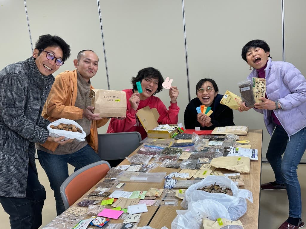 種や特産のシェア会の様子。参加メンバーの集合写真