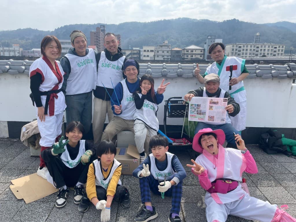 ゴミ拾い530運動に参加するメンバーと地域の子どもたちの集合写真